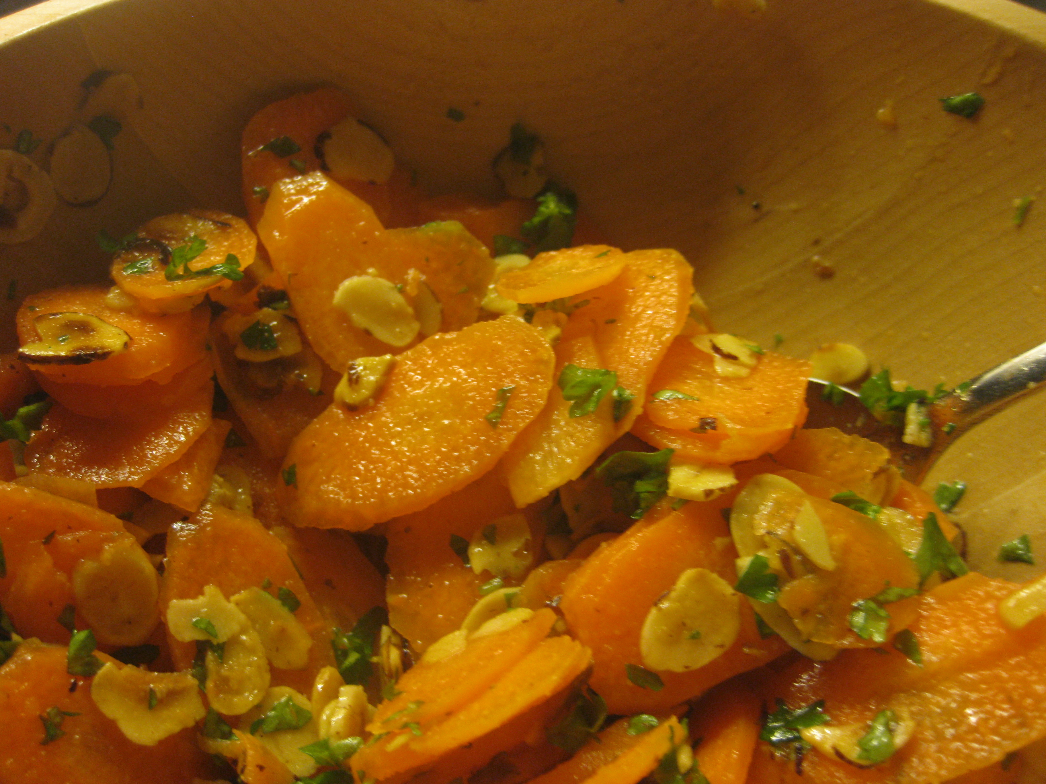 Gulerodssalat med hasselnødder og persille